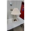 Image 5 : Pair of Mid-Century Modern Brass and Lucite Table Lamps with Pleated Shades