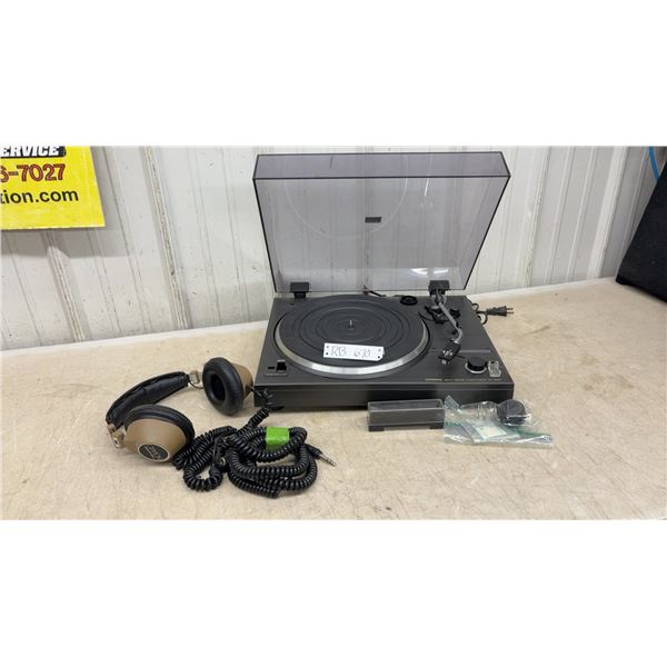 Hitachi Turntable & Headphones