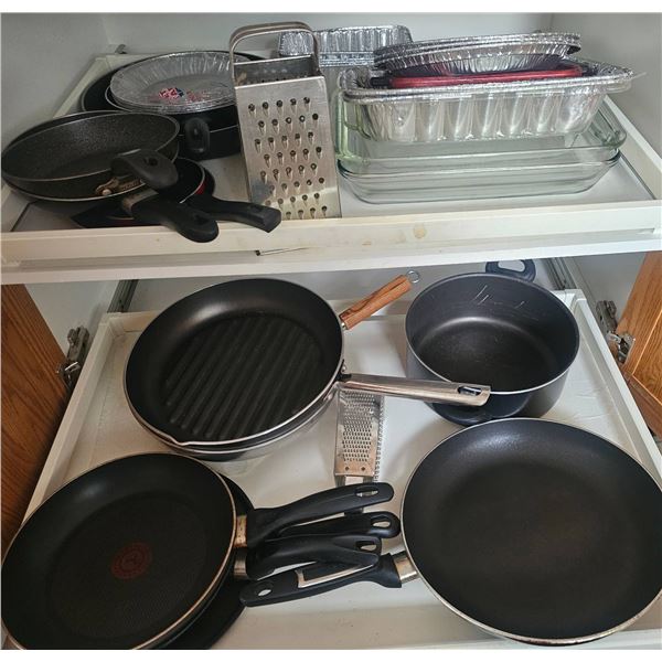 Cookware Set with Frying Pans, Grater, and Baking Trays
