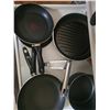 Image 2 : Cookware Set with Frying Pans, Grater, and Baking Trays