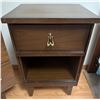 Image 2 : Mid-Century Wooden Chest of Drawers with Matching Nightstand