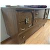 Image 5 : Mid-Century Wood Dresser with Mirror and Decorative Elements