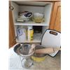 Image 2 : Kitchenware Lot Including Strainer, Rolling Pin, Bowls, and More