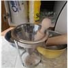 Image 3 : Kitchenware Lot Including Strainer, Rolling Pin, Bowls, and More