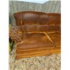 Image 3 : Mid-Century Brown Velvet Sofa with Tufted Arms and Cushioned Seat