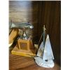 Image 3 : Wooden Display Set: Eagle Figurine, Hockey Stick, Fish Trophy, and Sailboat