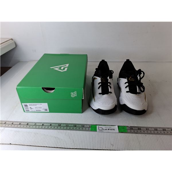 Boy's Nike Shoes, NIB-5Y