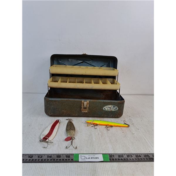 Vintage Tackle Box 14"x7"x7", (3) Fishing Lures ( as is)