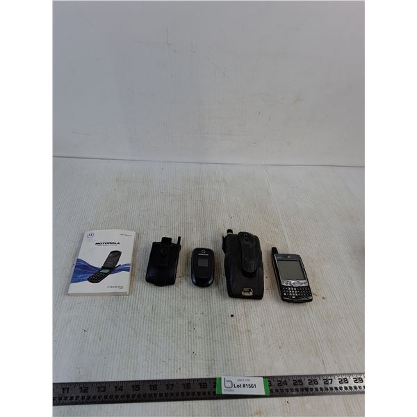(4) Vintage Cell Phones & Case ( as is)