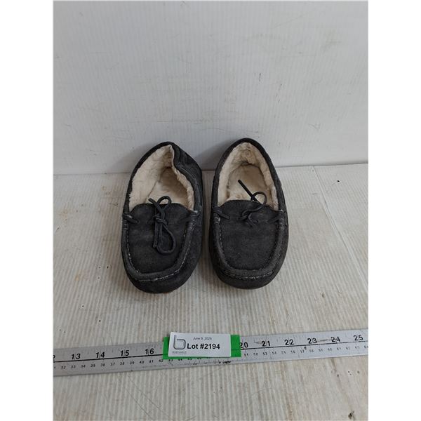 Dream Pair Slippers- Womens Size 8