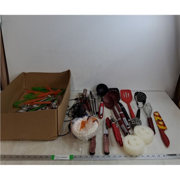Various Utensils, (2) Scrubber, Coffee Filters