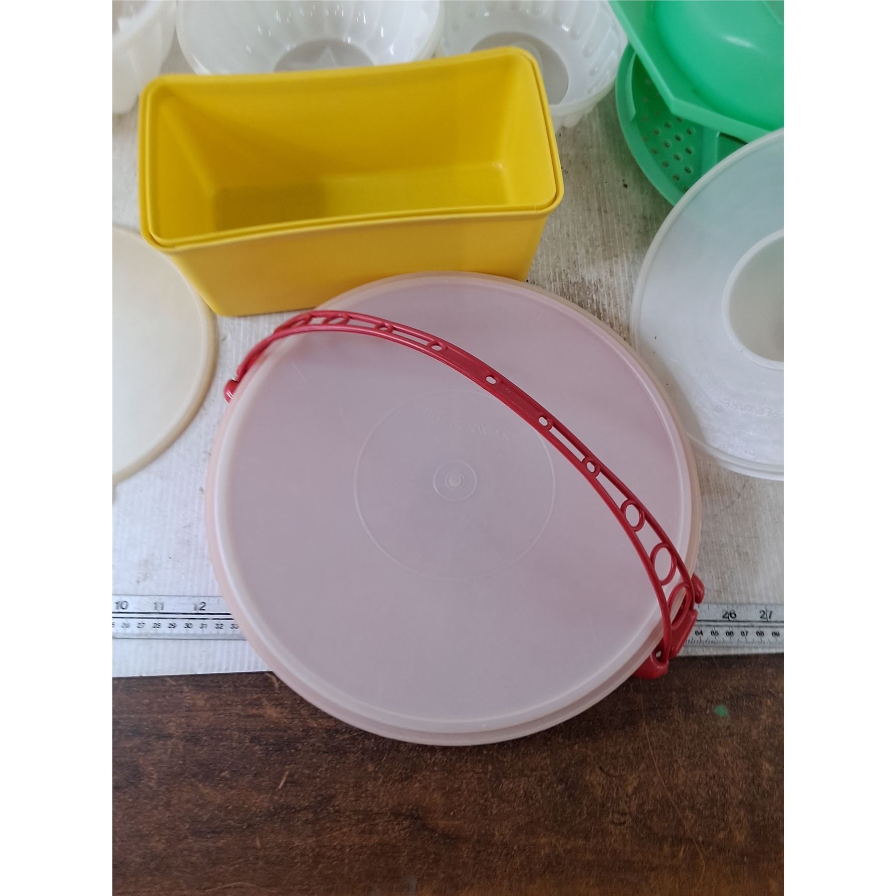 Assorted Tupperware Assorted Tupperware and Plastic Containers - Bodnarus Auctioneering