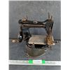 Image 5 : Antique Singer 125 - 2 Sewing Machine - Some Damage