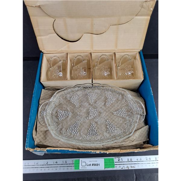 Vintage Anchor Hocking 8 Piece Serva Snack Set