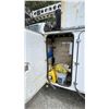 Image 12 : 2000 FORD F-750 SUPERDUTY 2DR GIRAFFE, WHITE, VIN 3FDXF75H2YMA36443,