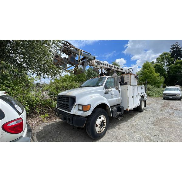 2000 FORD F-750 SUPERDUTY 2DR GIRAFFE, WHITE, VIN 3FDXF75H2YMA36443,