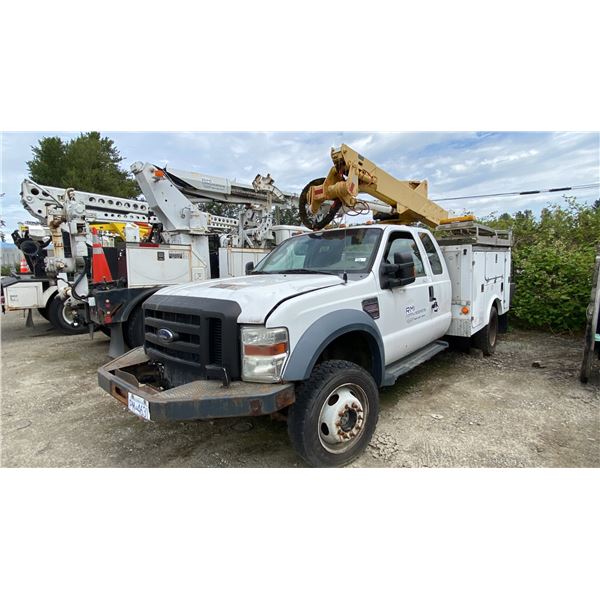 2009 FORD F-550 XL, 4DR GIRAFFE, WHITE, VIN 1FDAX57R69EB10077,