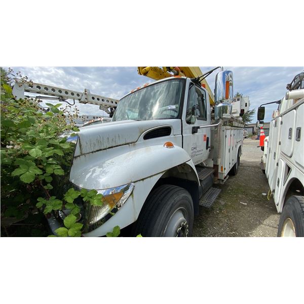 2003 INTERNATIONAL 7400 2DR GIRAFFE, WHITE, VIN 1HTWCAAR13J068944,