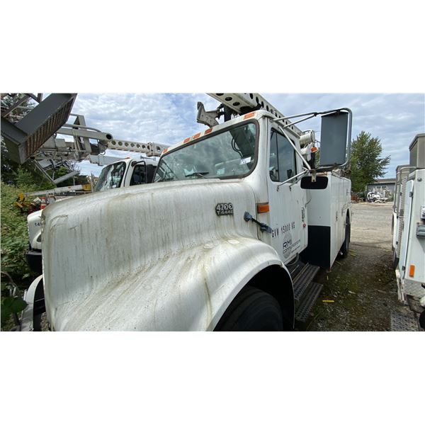 2000 INTERNATIONAL 4700 T444E, 2DR GIRAFFE, WHITE, VIN 1HTSCABN7YH220914,