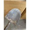 Image 7 : Large Spade Shovel w Solid Wood Handle