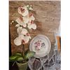 Image 7 : Decorative Glassware, Ceramics, and Décor Items