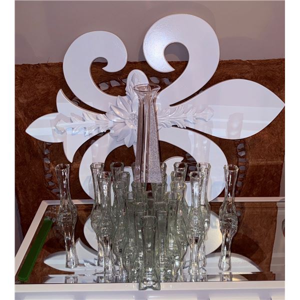 Clear Glass Vases, White Fleur-de-Lis Wall Decor, and Coir Doormat with Stone Inlay