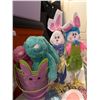 Image 4 : Easter-Themed Lot Including Decorations, Plush Toys, Accessories, and Crafts
