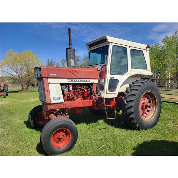 I.H 966 Farmall Tractor c/w cab. Dual hyd & dual PTO. 18.4x34's tires. Showing 7733 hours, Heat & AC