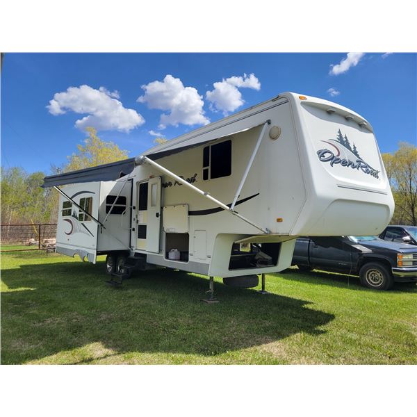 2005 Open Road 5th wheel, approx. 36 ft, 3 slides, awning, queen size bed, shower, washer/dryer read