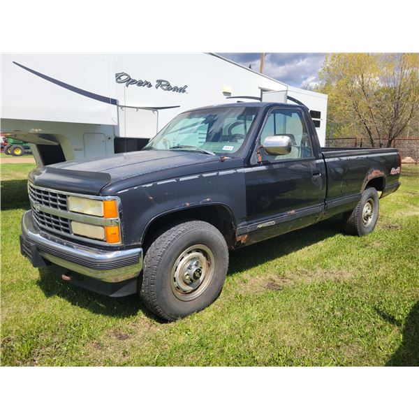 1992 Chevy 4x4 K1500, 5.7 auto, 4WD, runs with a prime, showing 423,633 Kms, VIN: 1GCEK14H4NE137555