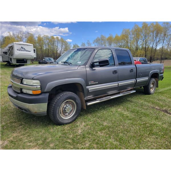 2002 Chevy 2500 HD, 6.6 Duramax diesel, auto, crew cab, long box, 5th wheel rails, 150-gal road vaul