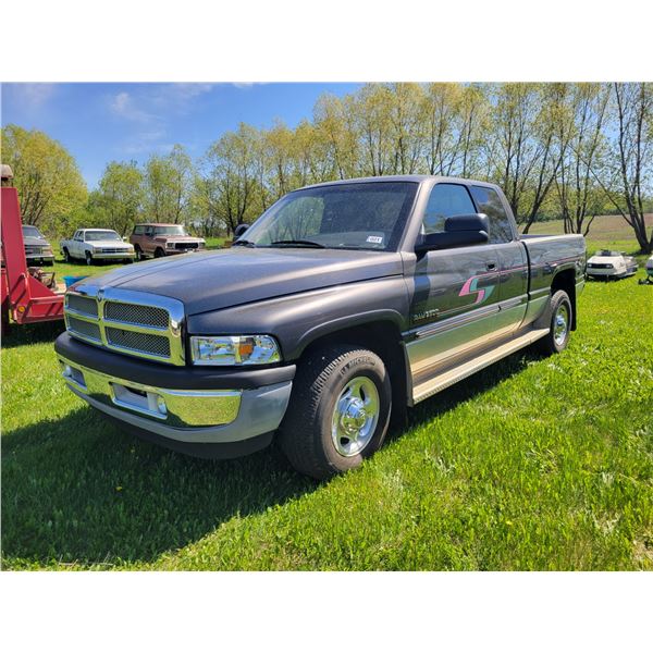 2002 Dodge Ram 2500, 5.9 Cummins, 5th wheel hitch, tow pkg, never winter driven, full load cloth int