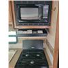 Image 23 : 2005 Cherokee Forest River, approx. 32 ft Lite pull trailer, 2 slides, c/w weight distribution hitch