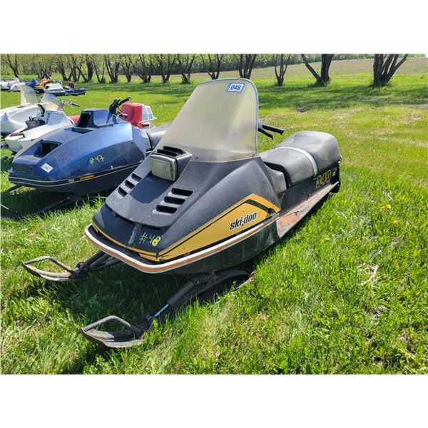 1976 Ski-doo 340. 2 seater, twin cyl. fan cooled, engine seized. S/N:313300635