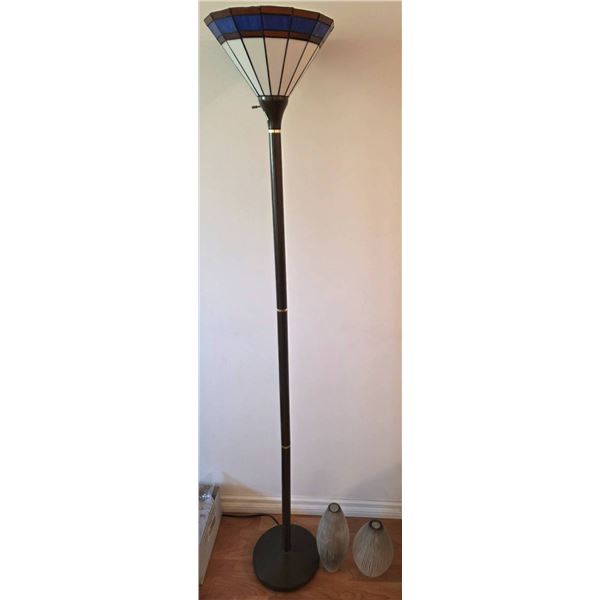 TIFFANY Style Floor Lamp with Stained Glass Shade and Two Decorative Vases