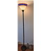 Image 4 : TIFFANY Style Floor Lamp with Stained Glass Shade and Two Decorative Vases