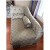 Image 2 : Tufted Chaise Lounge with Floral Upholstery and Accent Pillows