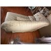Image 3 : Tufted Chaise Lounge with Floral Upholstery and Accent Pillows