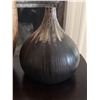 Image 5 : Decorative Lot Including Vase, Bowl, Candles, and Accessories
