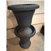 Image 4 : Black Plastic Urn-Style Planters