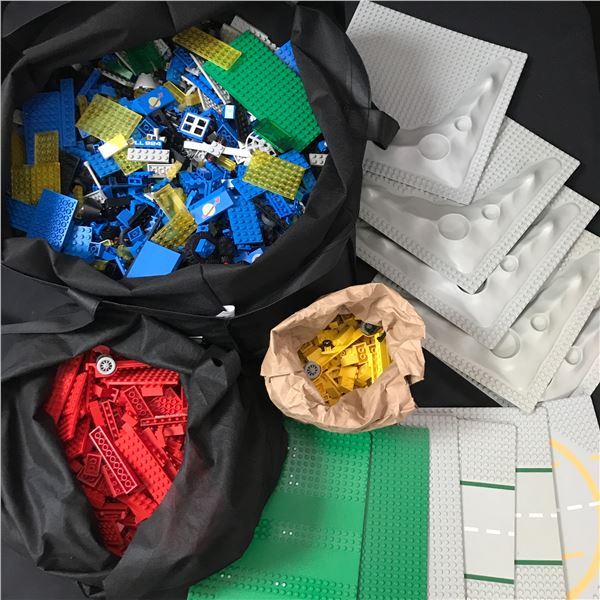 2 LARGE BAGS OF VINTAGE LEGO INCLUDING VINTAGE BUILDING PLATES