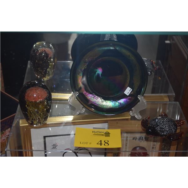 ART GLASS PLATE; SIGNED DRU MALONE, JELLYFISH PAPERWEIGHT & GLASS TURTLE (3 PCS)