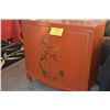 Image 2 : CHINOISERIE STYLE RED LACQUER CABINET W/FLORAL DESIGNS, 2 DOORS & 1 DRAWER (20" X 16" X 30")