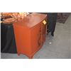 Image 3 : CHINOISERIE STYLE RED LACQUER CABINET W/FLORAL DESIGNS, 2 DOORS & 1 DRAWER (20" X 16" X 30")
