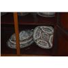 Image 6 : COLLECTION OF CHINESE FAMILLE ROSE PLATES, BOWLS, CUPS, SPOON, ETC. W/STANDS (36 PCS)