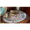 Image 4 : COLLECTION OF FAMILLE ROSE PLATES, PLATTER, CUPS, SAUCERS, BOWLS, SPOONS & LONGEVITY PLATE (32 PCS) 