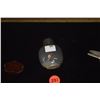 Image 2 : CHINESE AGATE SNUFF BOTTLE, SHALLOW RELIEF OF BAT & BOY W/STAND (2 3/8")