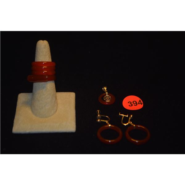 18K RED CARNELIAN EARRINGS, PENDANT & 3 RINGS (5 PCS)