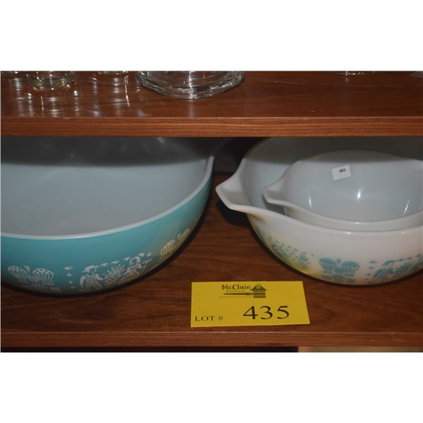 VINTAGE PYREX AMISH BUTTERPRINT CINDERELLA MIXING BOWLS IN TURQUOISE & WHITE (3 PCS)