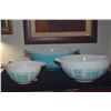 Image 2 : VINTAGE PYREX AMISH BUTTERPRINT CINDERELLA MIXING BOWLS IN TURQUOISE & WHITE (3 PCS)